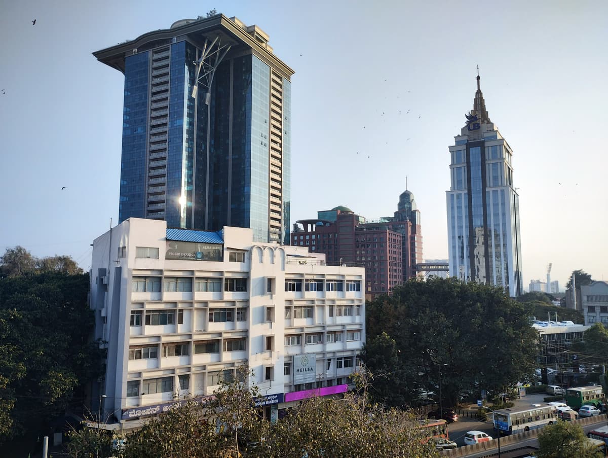 ಬೆಂಗಳೂರು ಧಾರಾಕಾರ ಮಳೆ: ಸಂಚಾರ, ವಿದ್ಯುತ್, ದೈನಂದಿನ ಜೀವನಕ್ಕೆ ಹೊಡೆತ