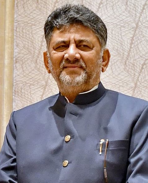 ಸಿಎಲ್ಪಿ ಸಭೆಗೂ ಮುನ್ನ ಡಿಕೆಶಿ ಅಜ್ಜಯ್ಯ ಮಠಕ್ಕೆ ಭೇಟಿ; ಆಶೀರ್ವಾದ ಪಡೆದು ರಾಜ್ಯಪಾಲರ ಬಳಿಗೆ